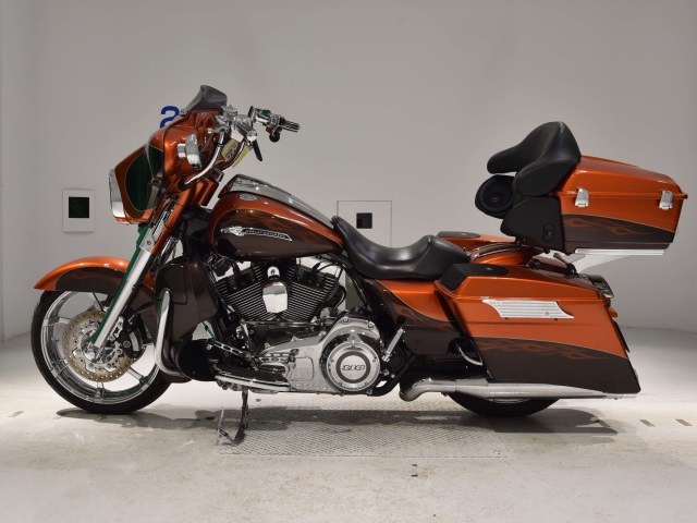 Harley-Davidson STREET GLIDE SE CVO  2012г. 13,900K