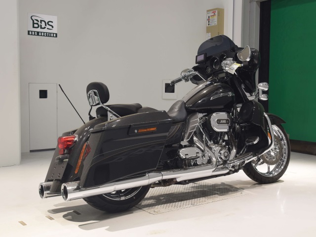 Harley-Davidson STREET GLIDE SE CVO  2012г. 8,360K