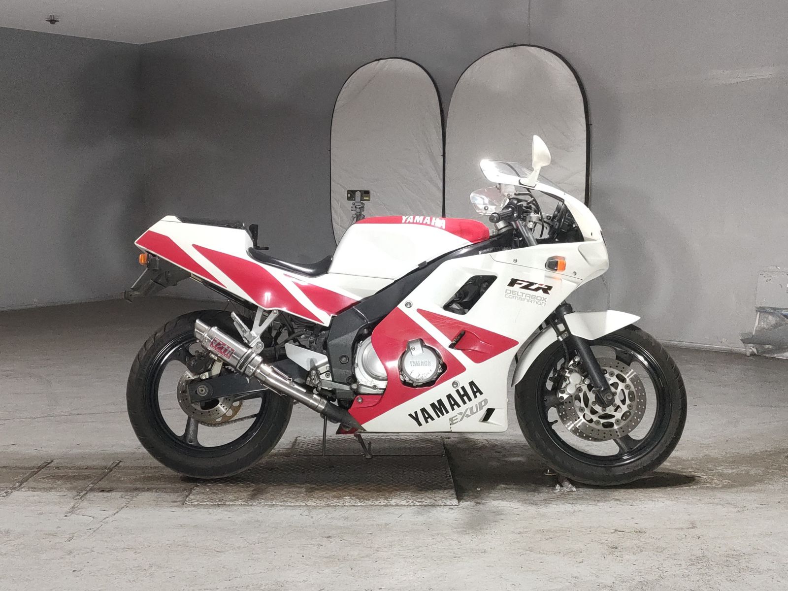 Yamaha FZR250R-1