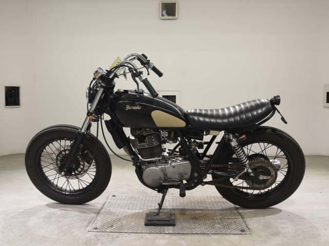 Yamaha SR400-3