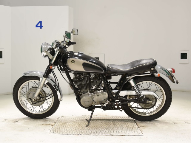 Yamaha SR400-2