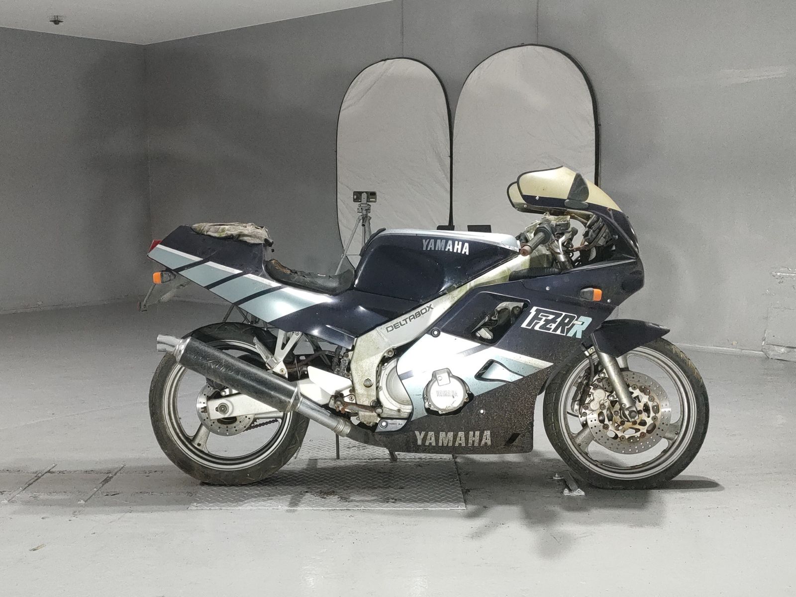 Yamaha FZR250R-1