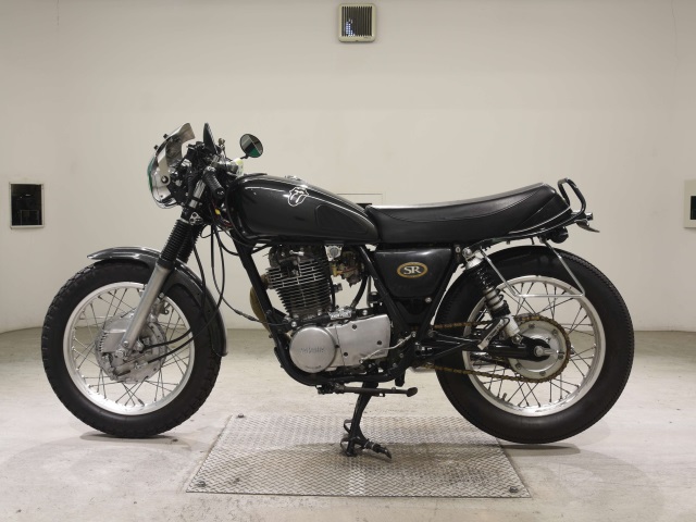 Yamaha SR400-2