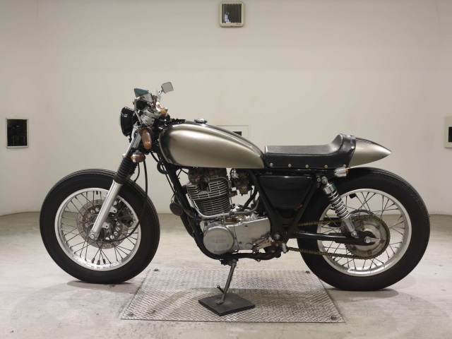 Yamaha SR400-3