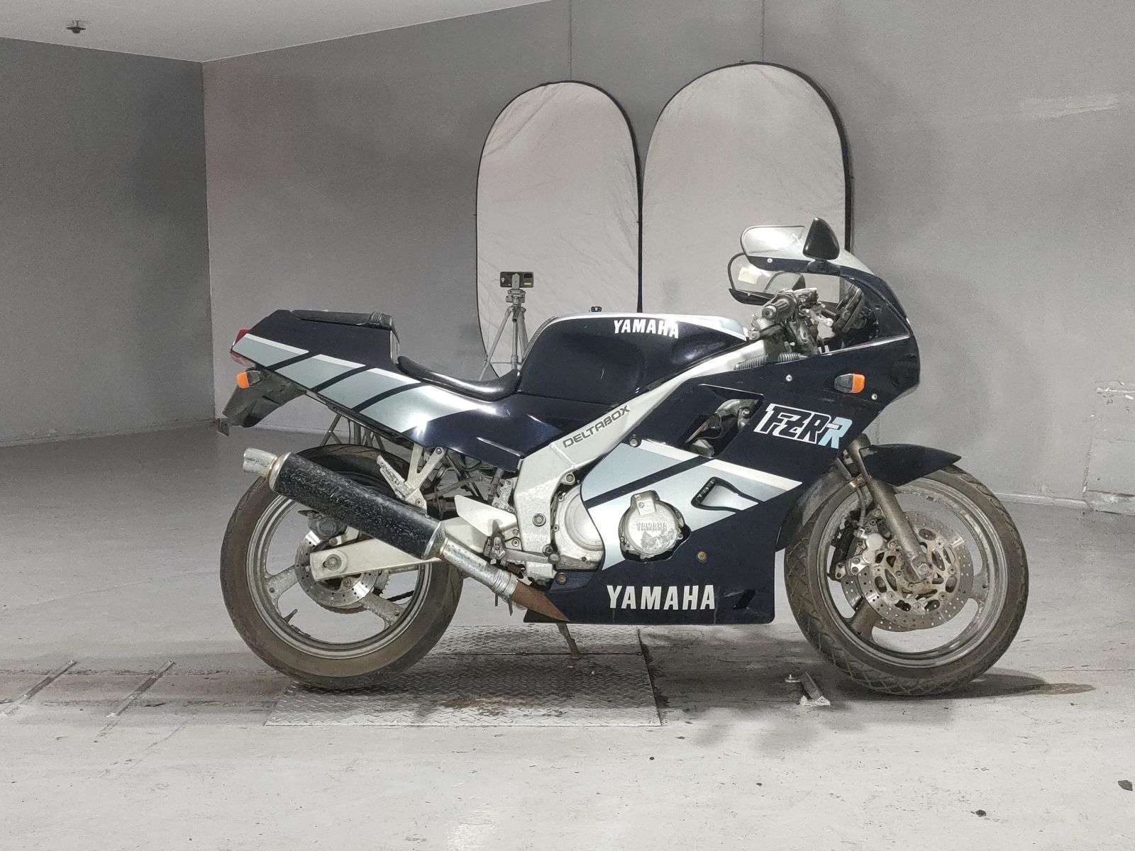 Yamaha FZR250R-1