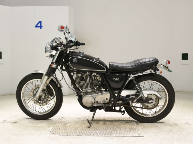 Yamaha SR400-4