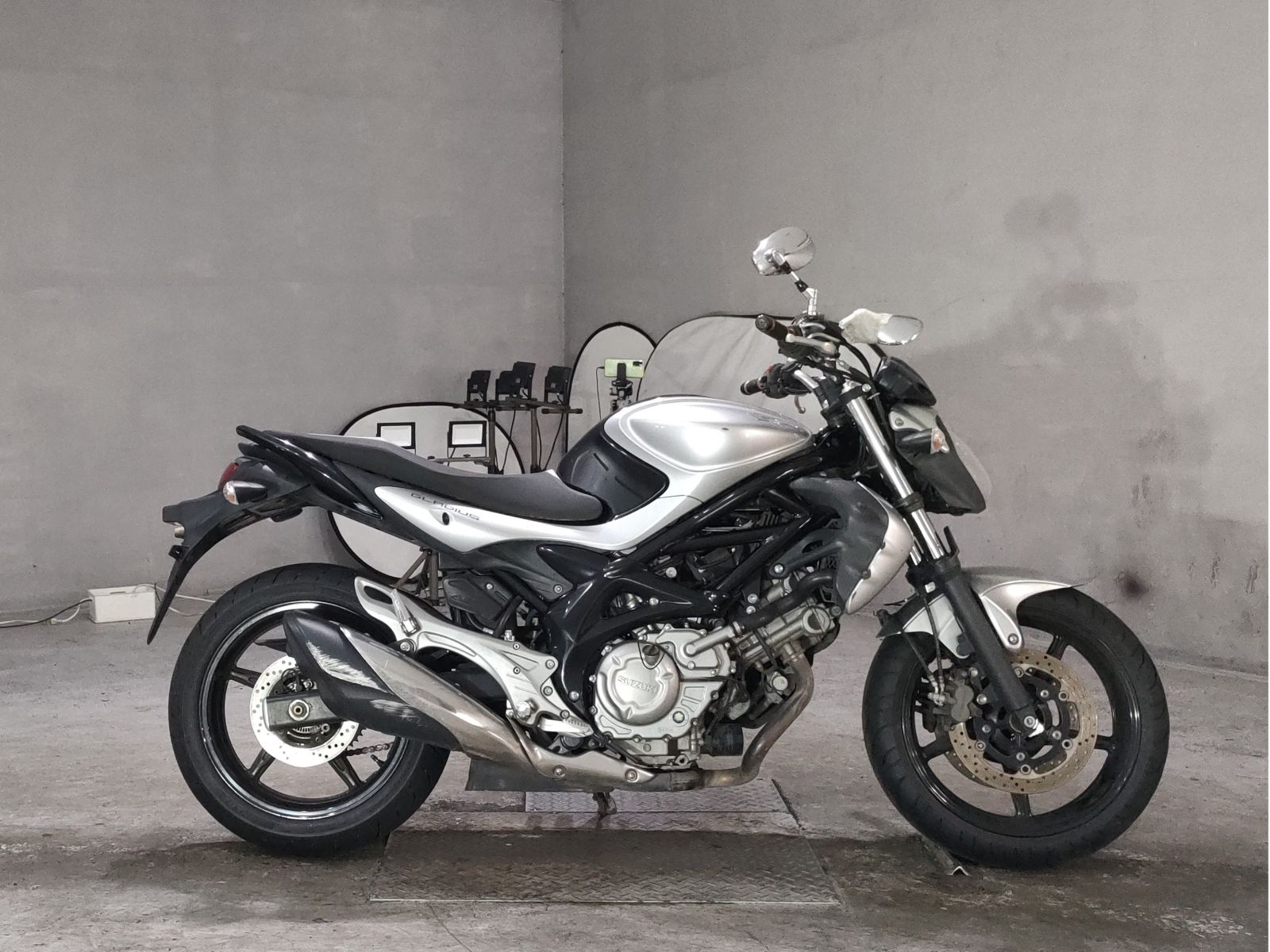 Suzuki GLADIUS400
