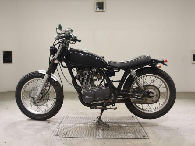 Yamaha SR400-2