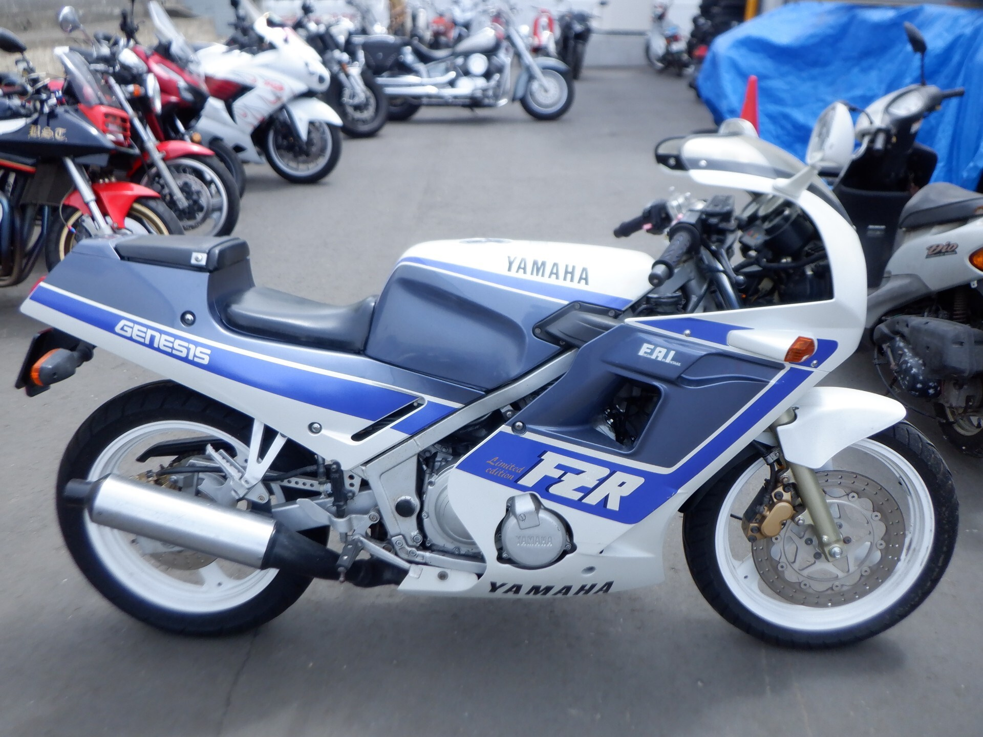 Yamaha FZR250R-1