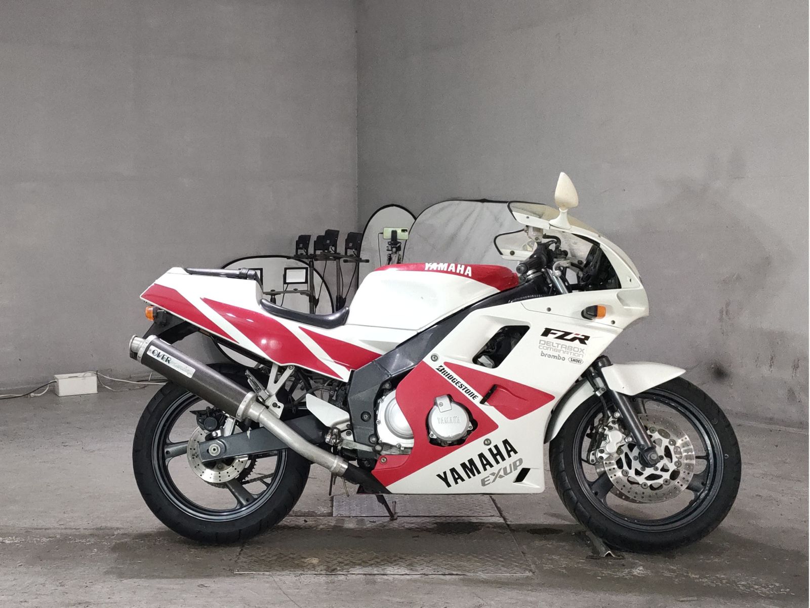 Yamaha FZR250R-1