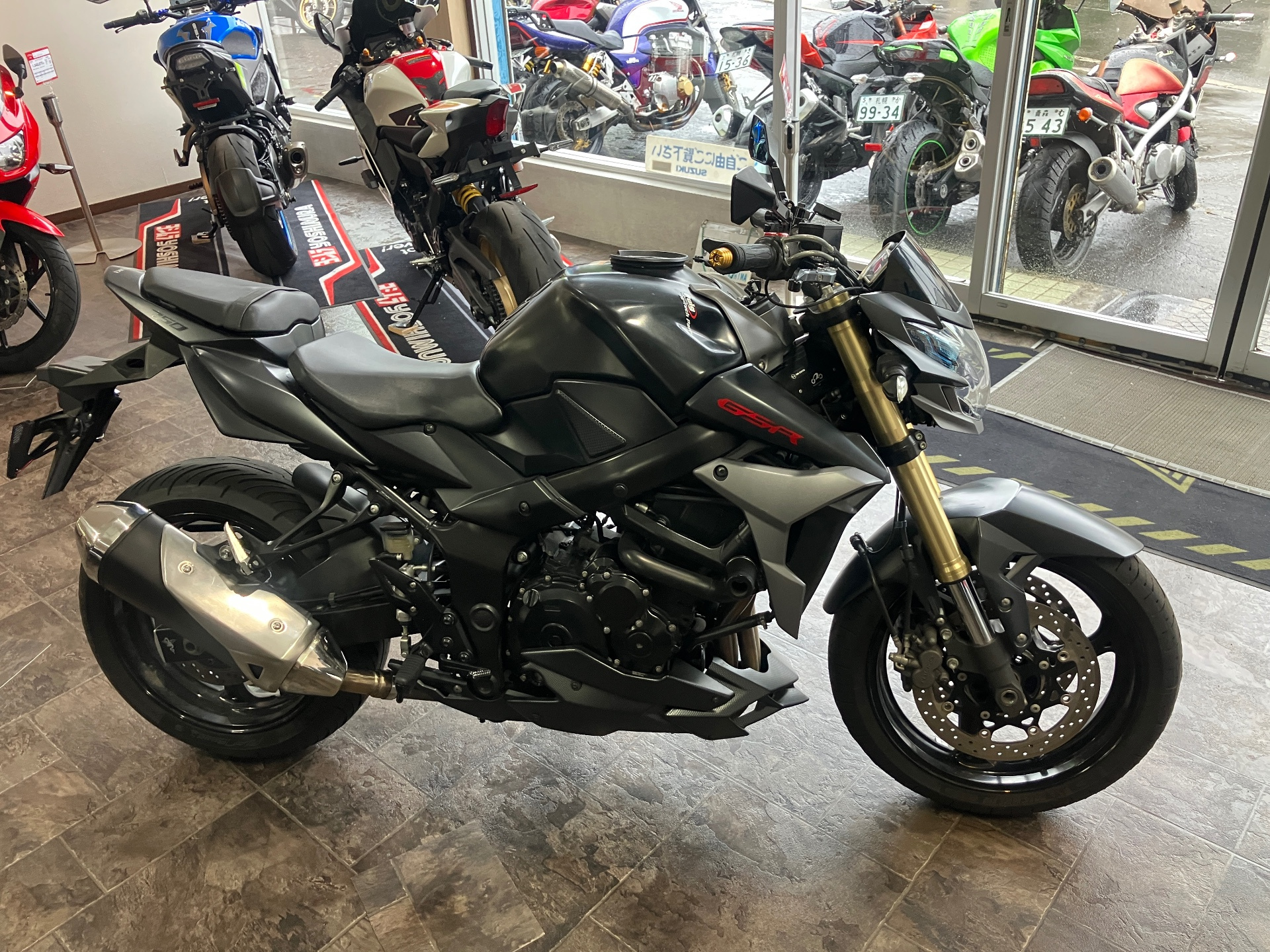 Suzuki GSR750