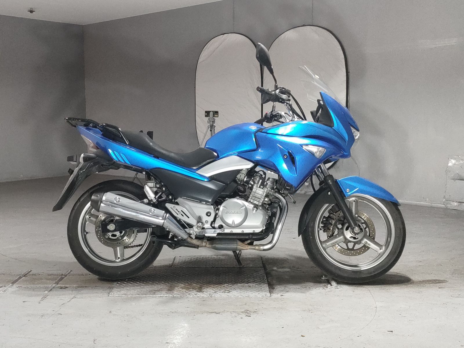 Suzuki GSR250S