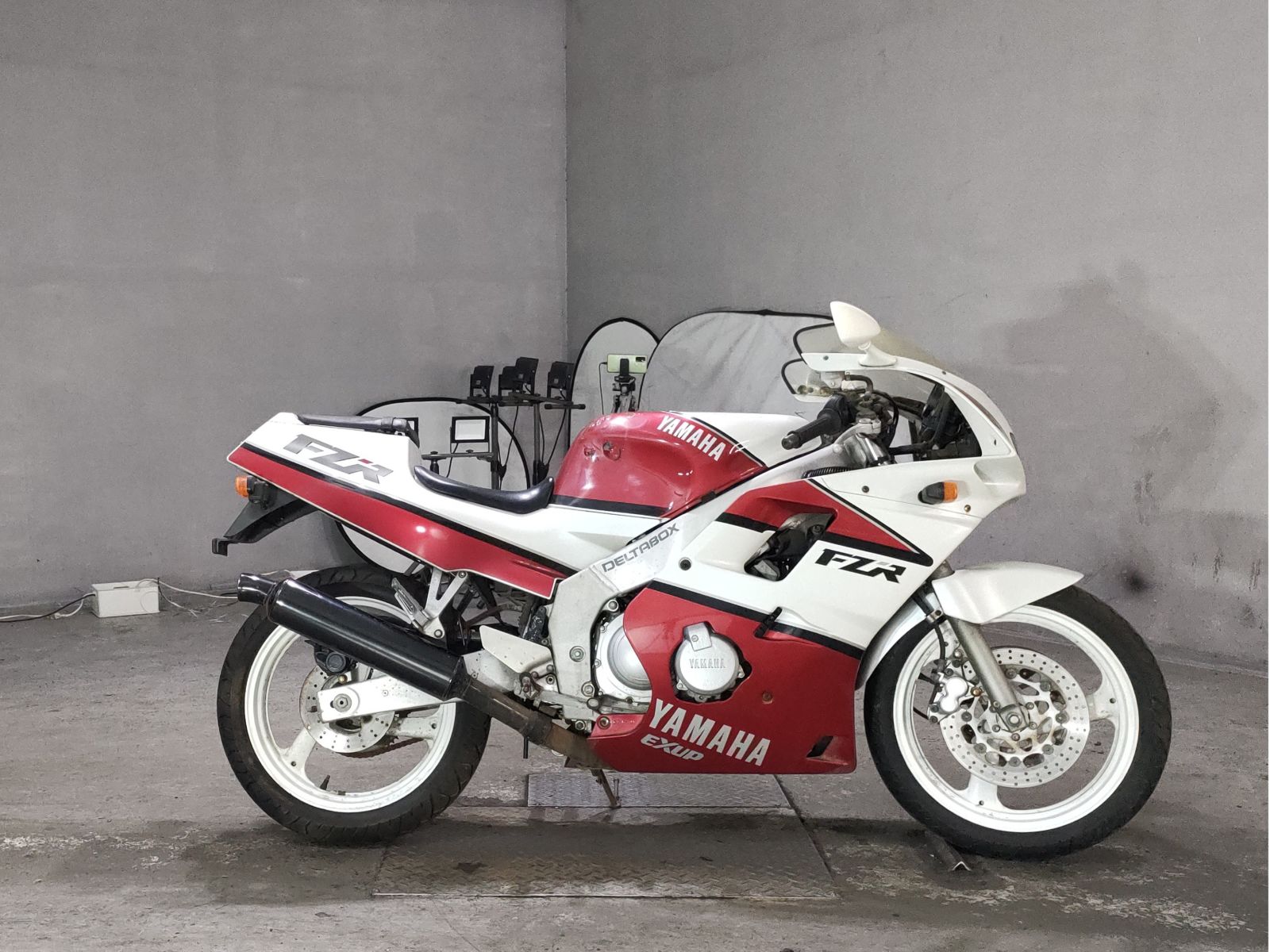 Yamaha FZR250R-1
