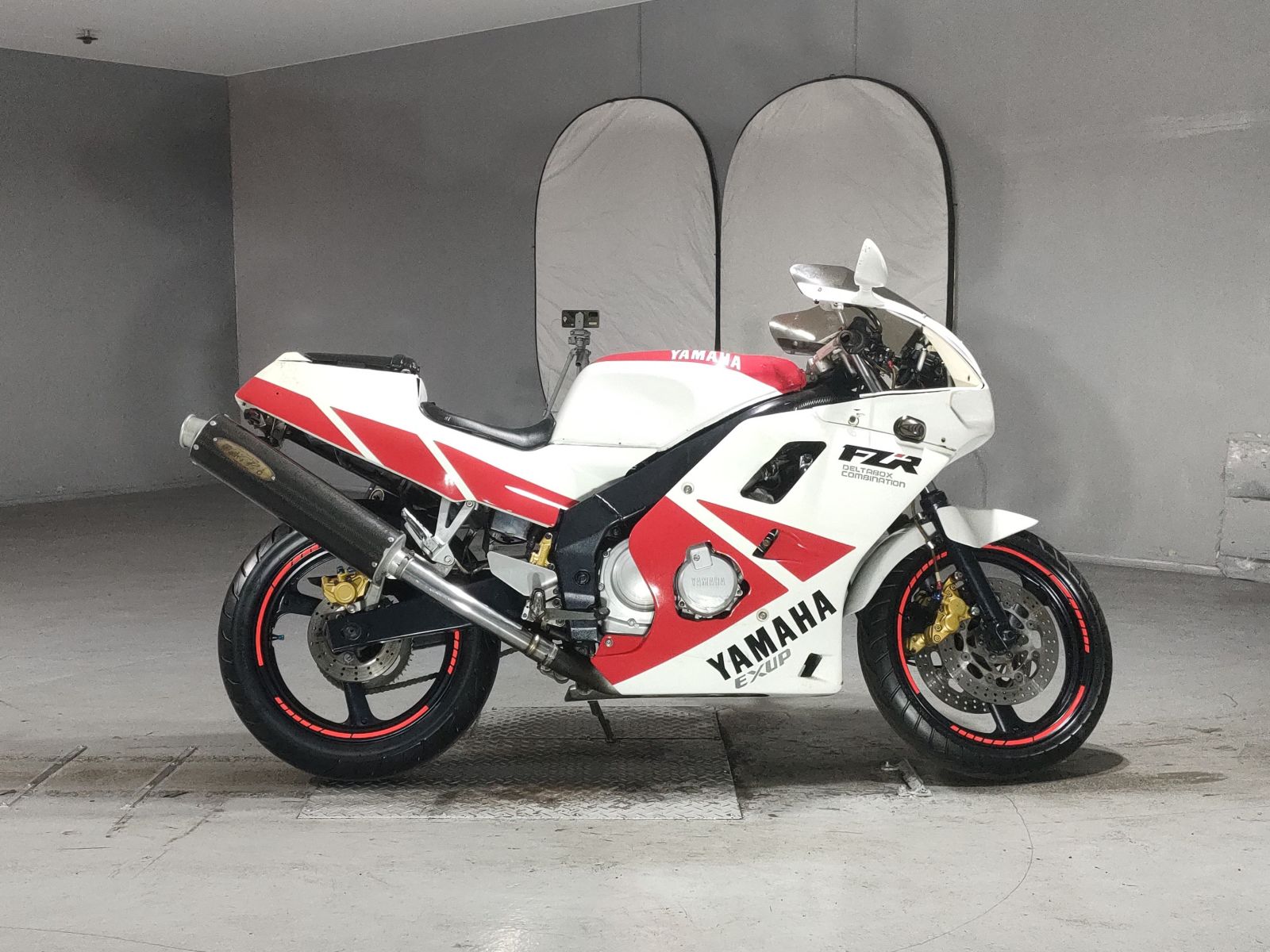 Yamaha FZR250R-1