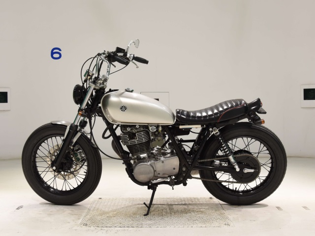 Yamaha SR400-3