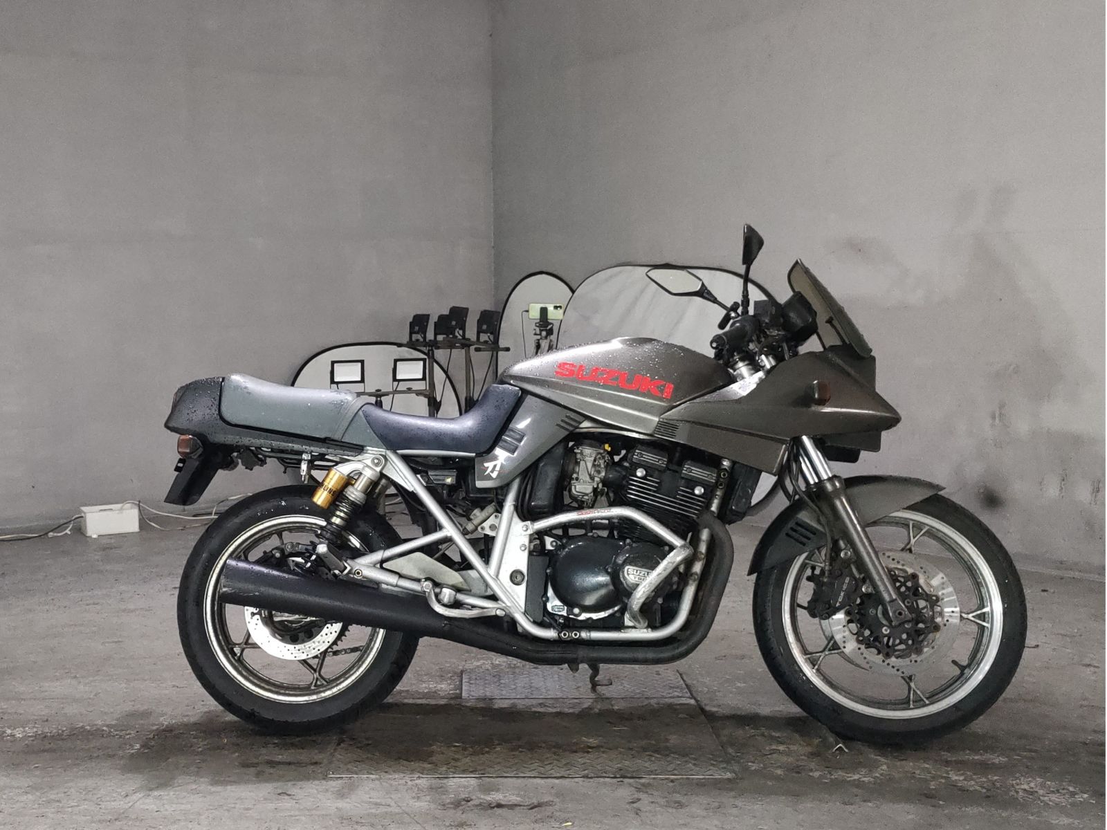 Suzuki GSX400S KATANA