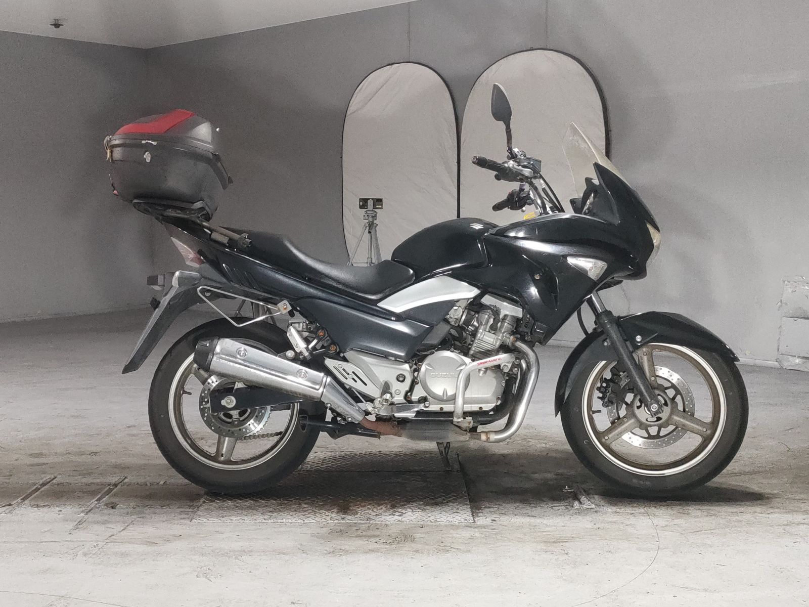 Suzuki GSR250S