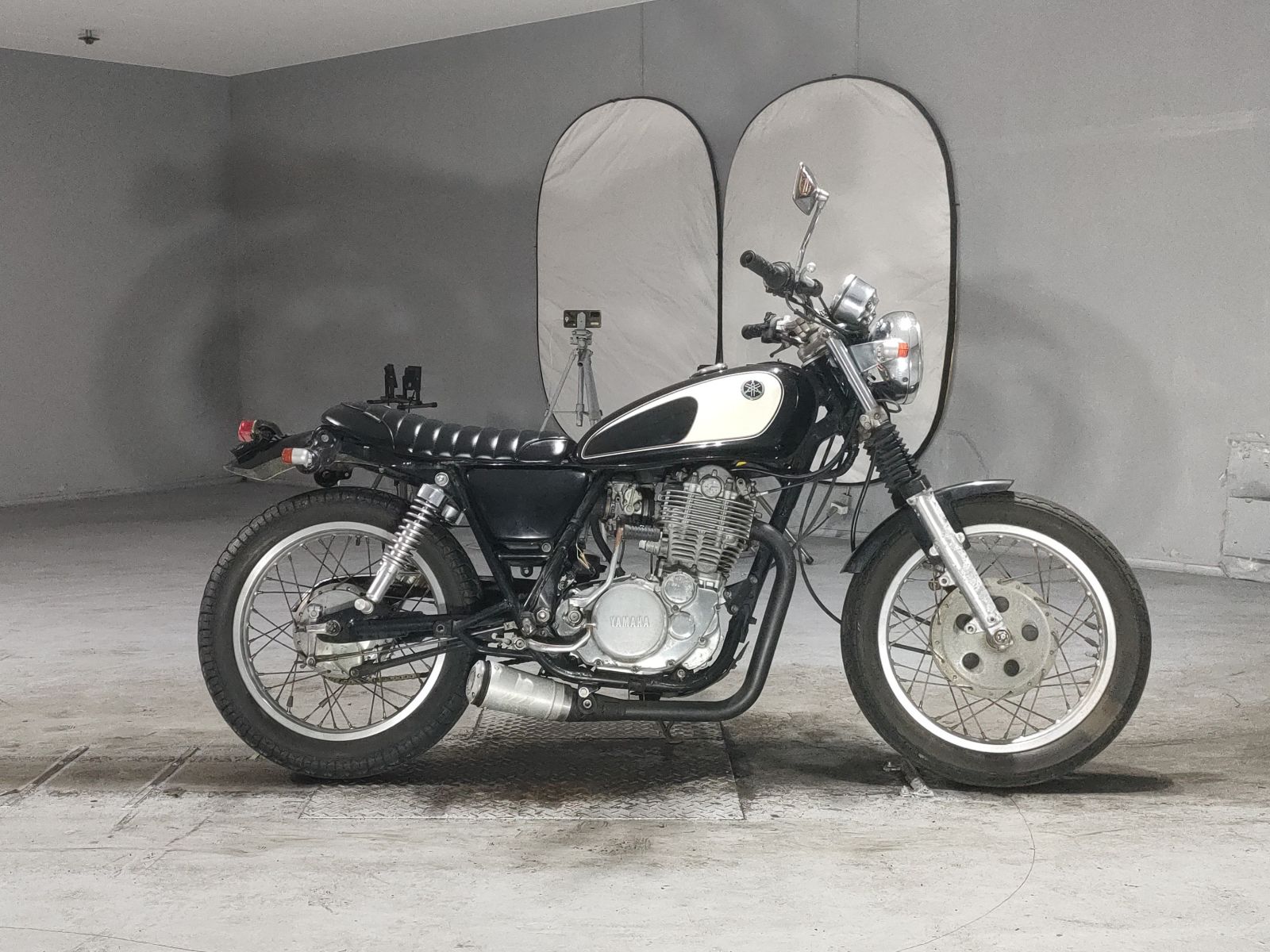 Yamaha SR400-1