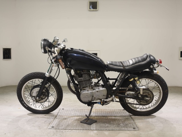 Yamaha SR400-2