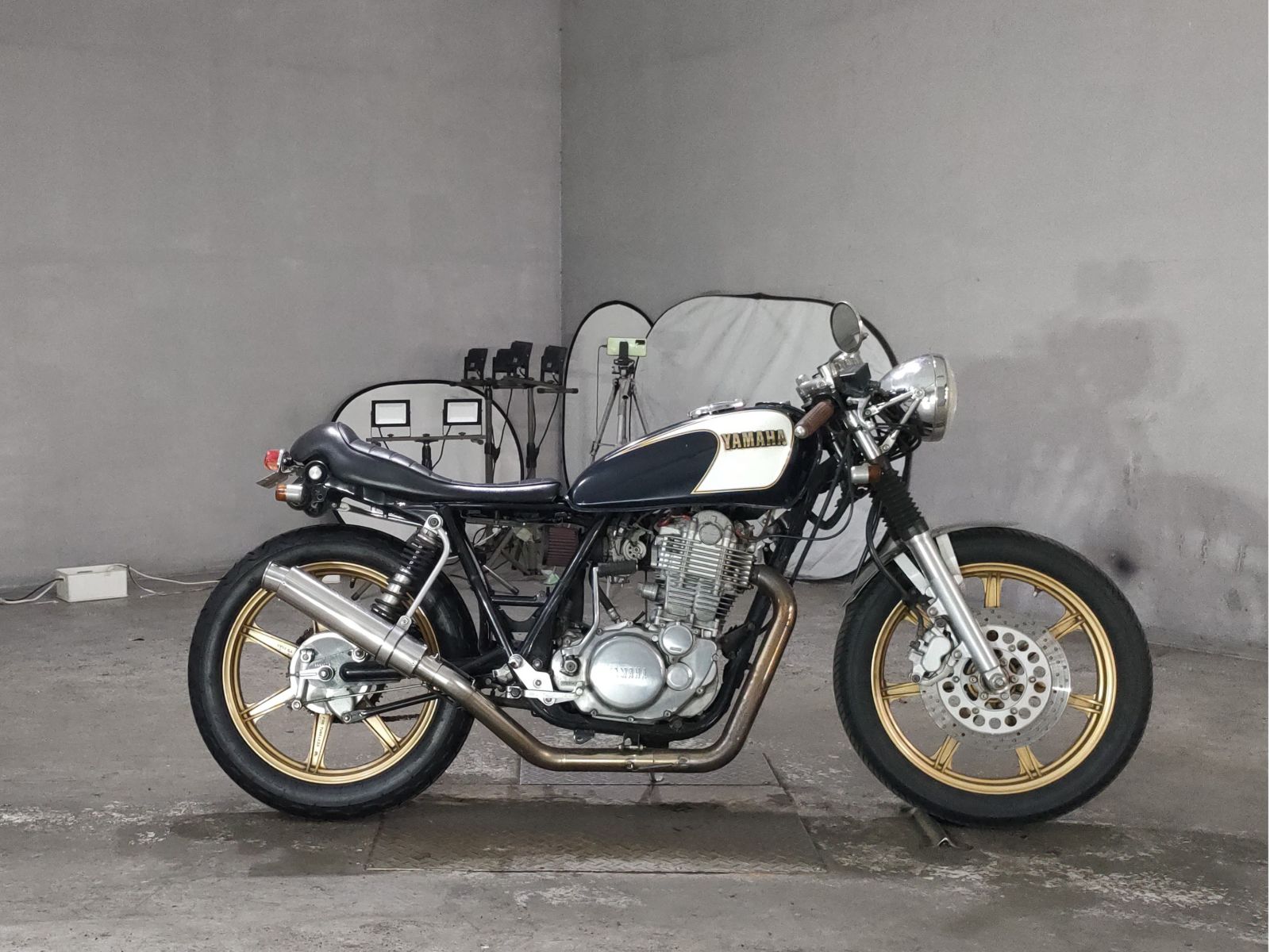 Yamaha SR400-1