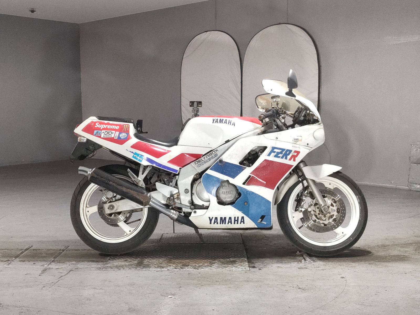 Yamaha FZR250R-1