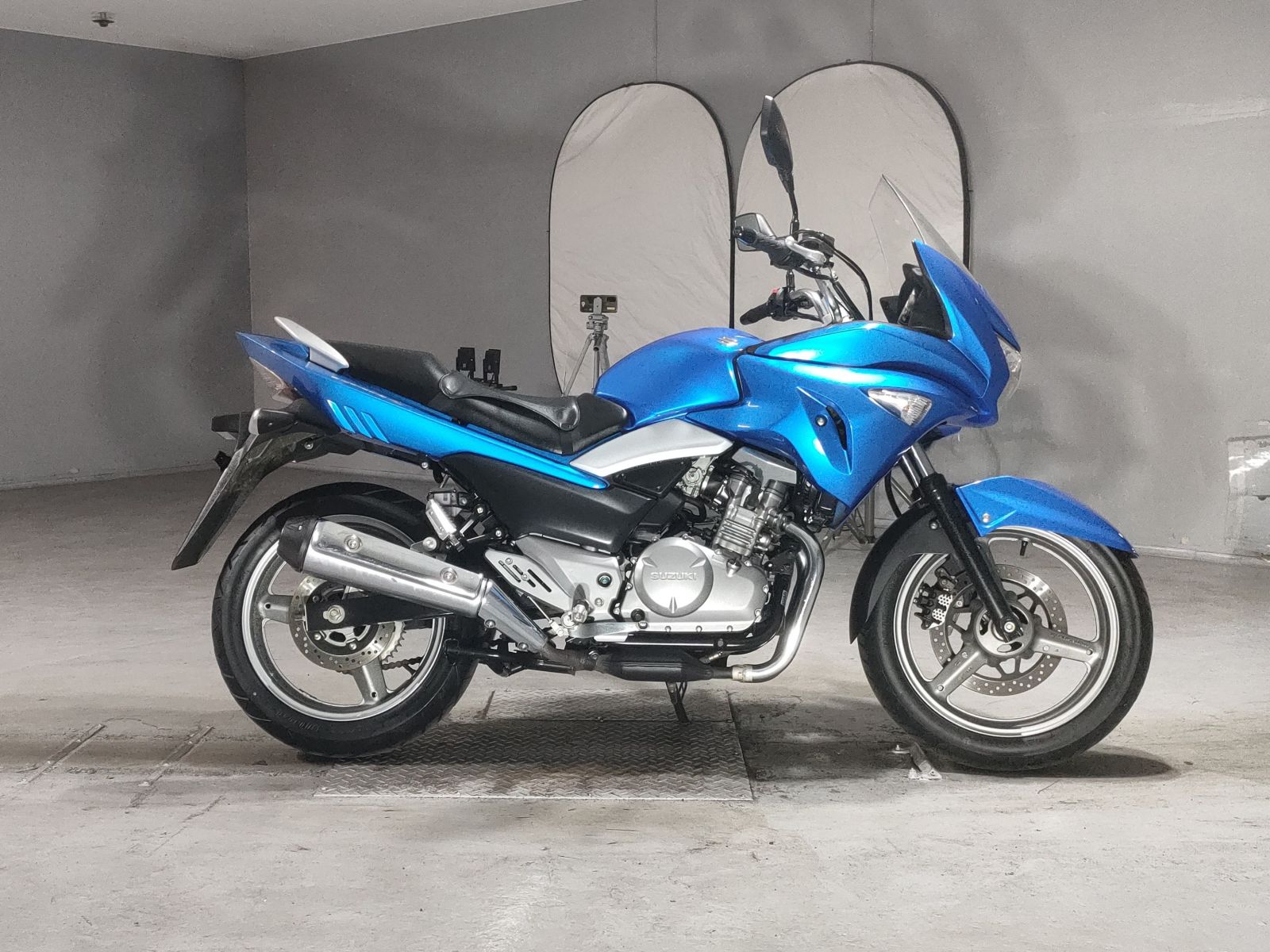 Suzuki GSR250S