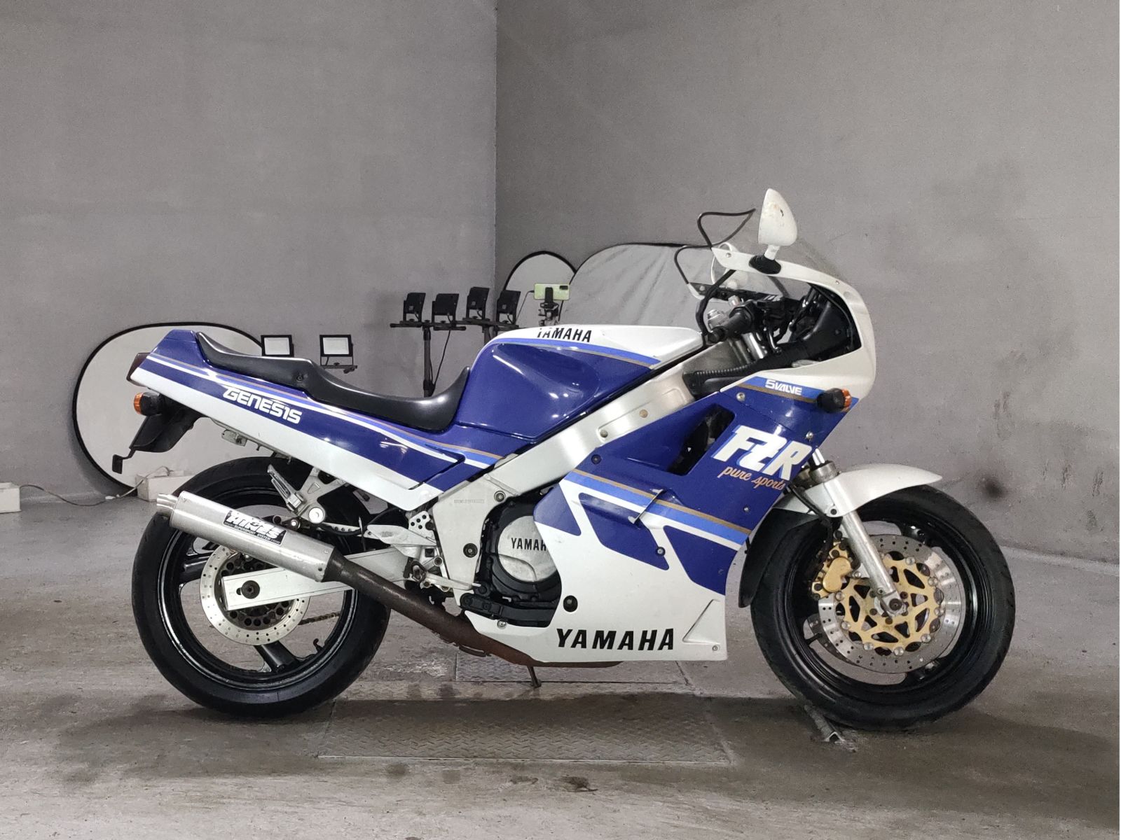 Yamaha FZR750