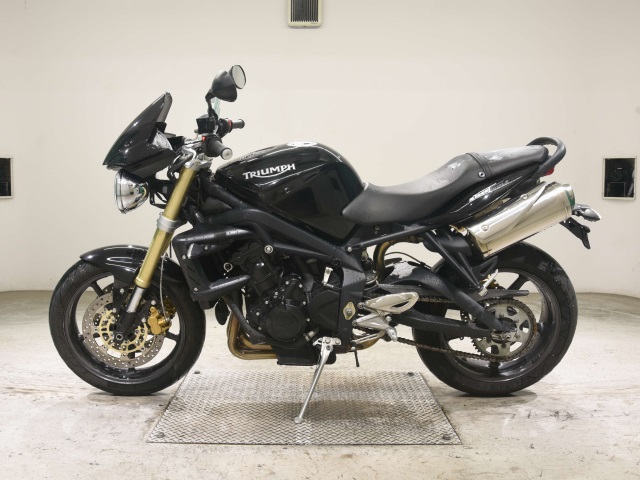 Triumph STREET TRIPLE