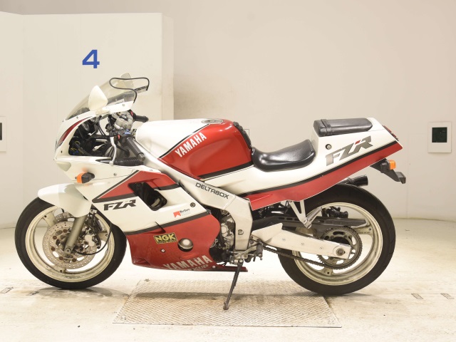 Yamaha FZR250R-2