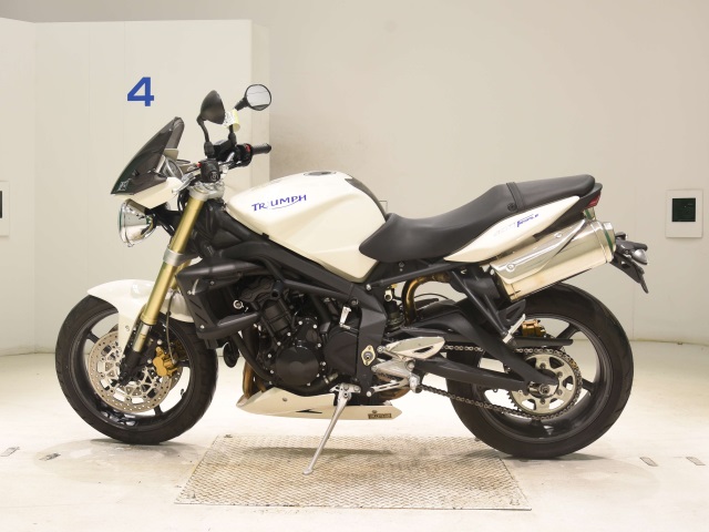 Triumph STREET TRIPLE