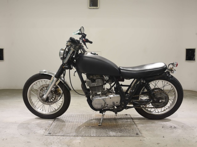 Yamaha SR400-3