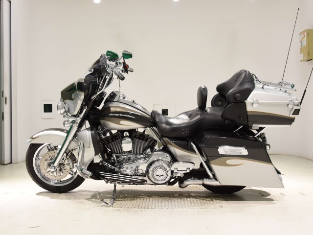 Harley-Davidson CVO Ultra Classic Electra Glide FLHTCUSE1800