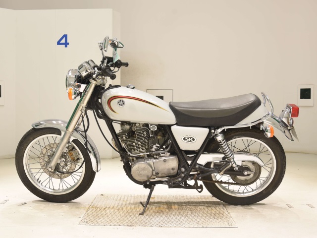 Yamaha SR400-3