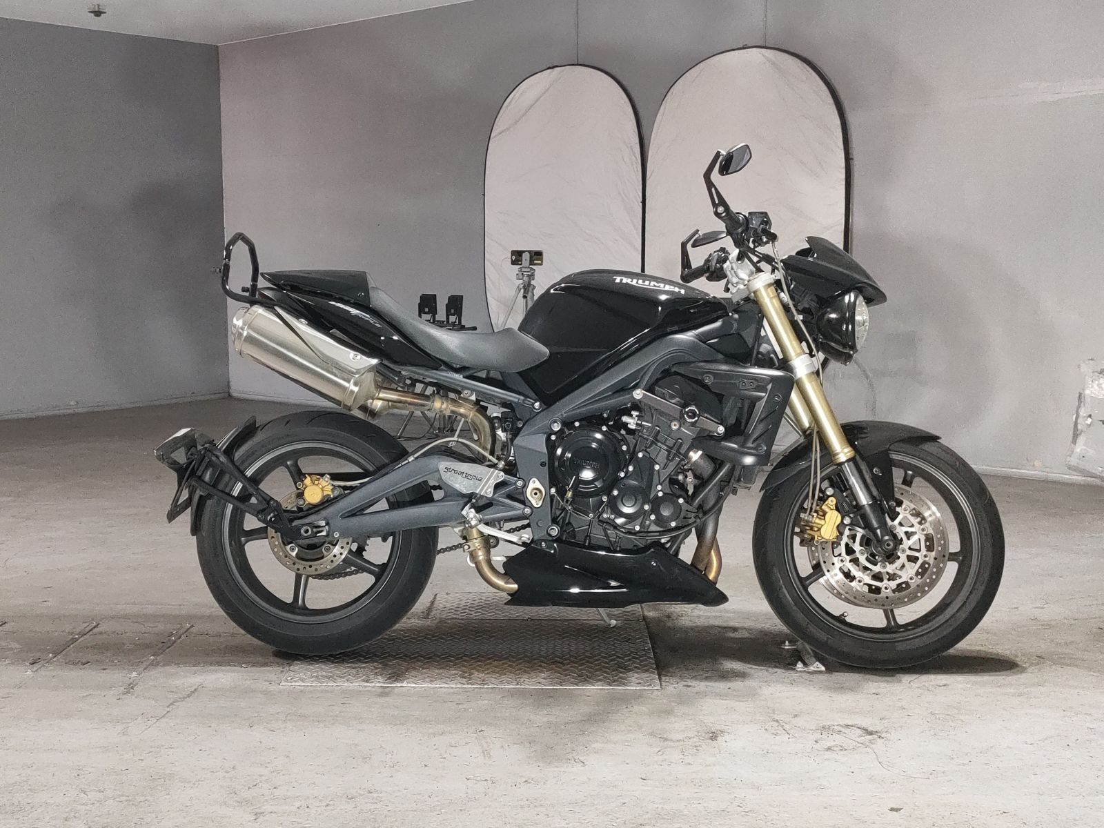 Triumph STREET TRIPLE