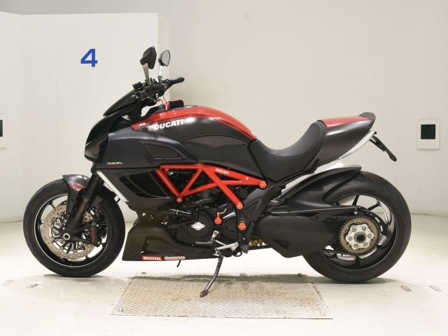 Ducati DIAVEL CARBON