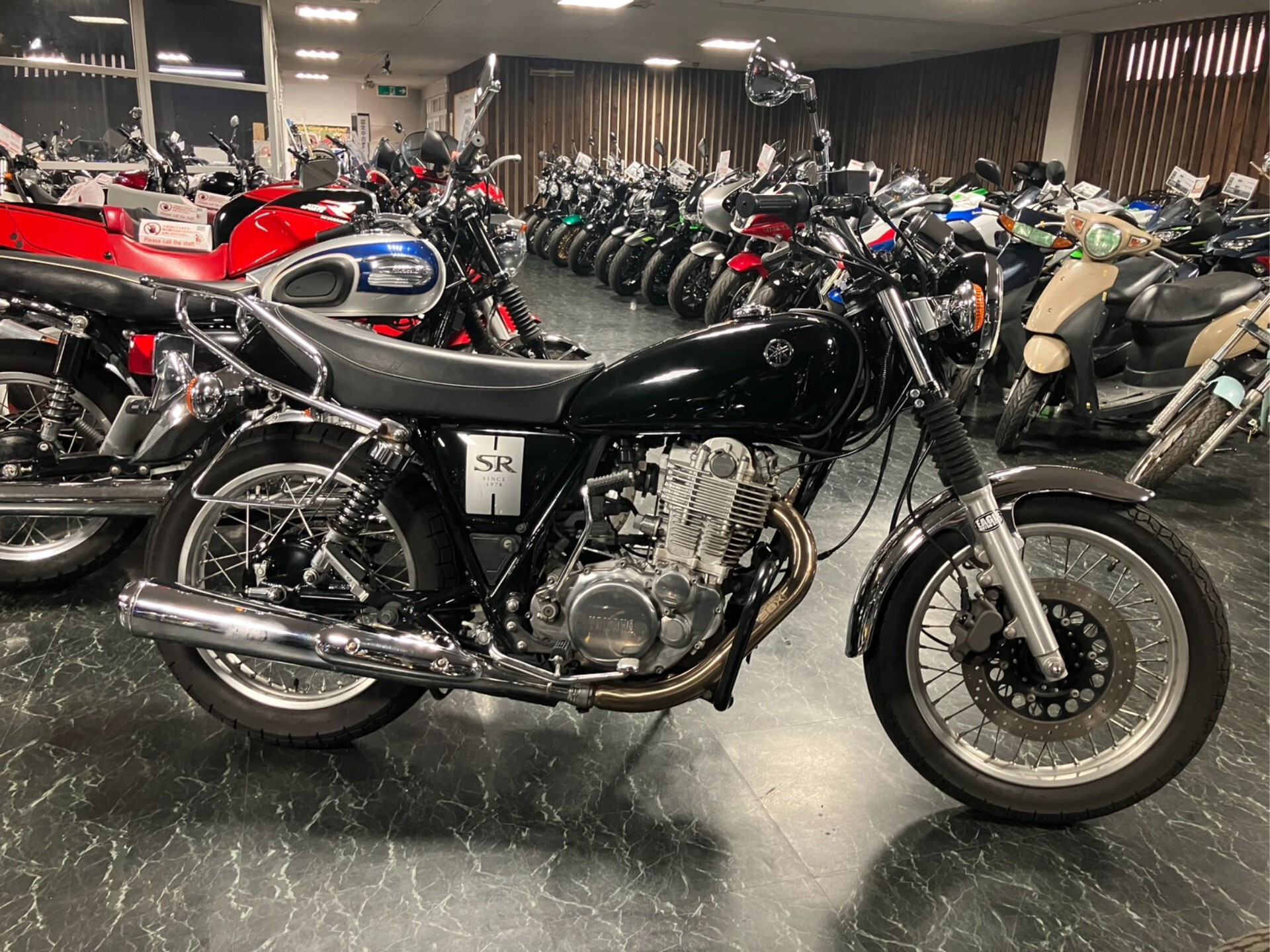 Yamaha SR400-1