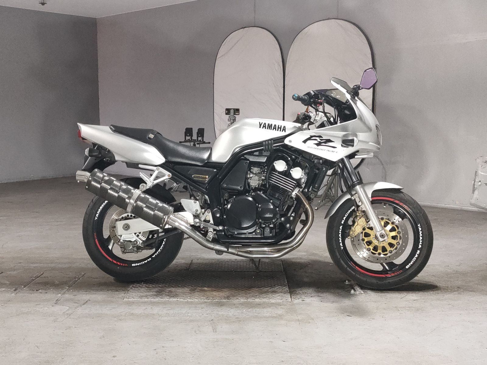 Yamaha FZ400